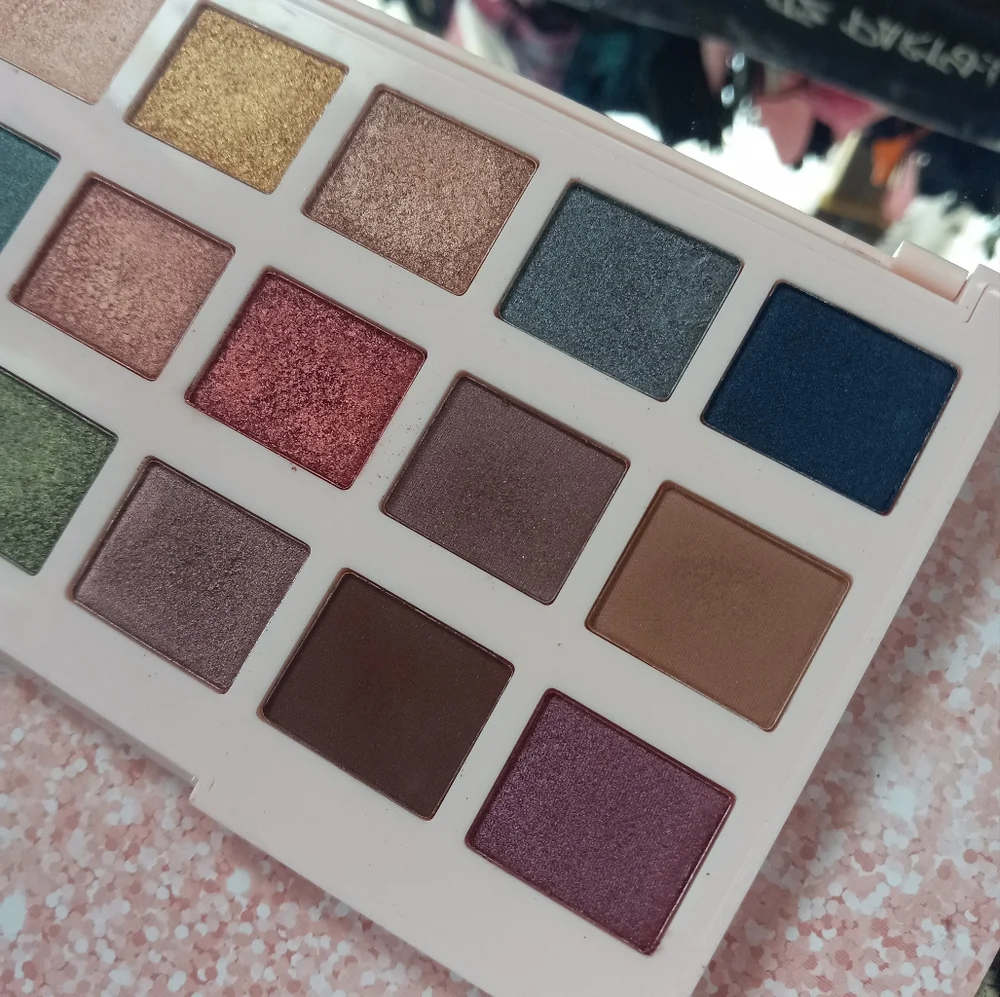 Ciate' London 18 gorgeous shade XL eyeshadow palette!